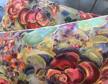 Load image into Gallery viewer, Rose Garland Velvet Pillow